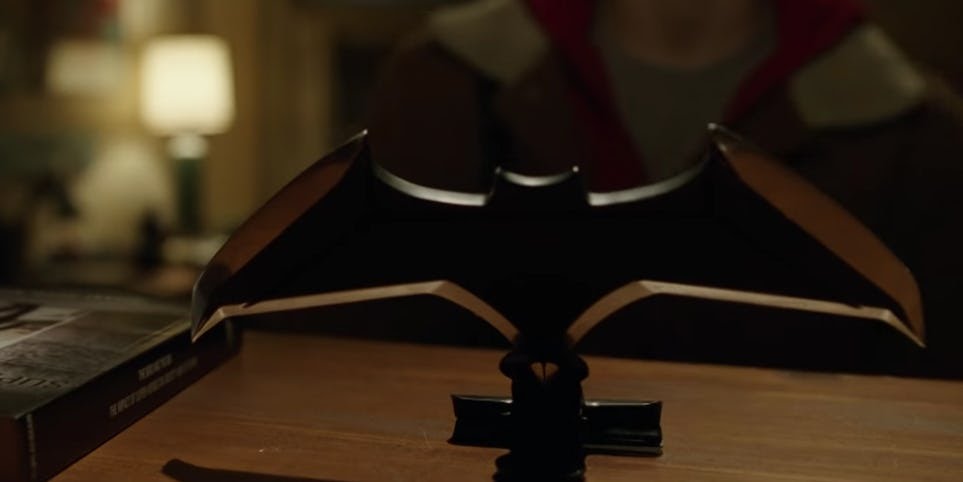Shazam-Trailer-Batarang.jpg