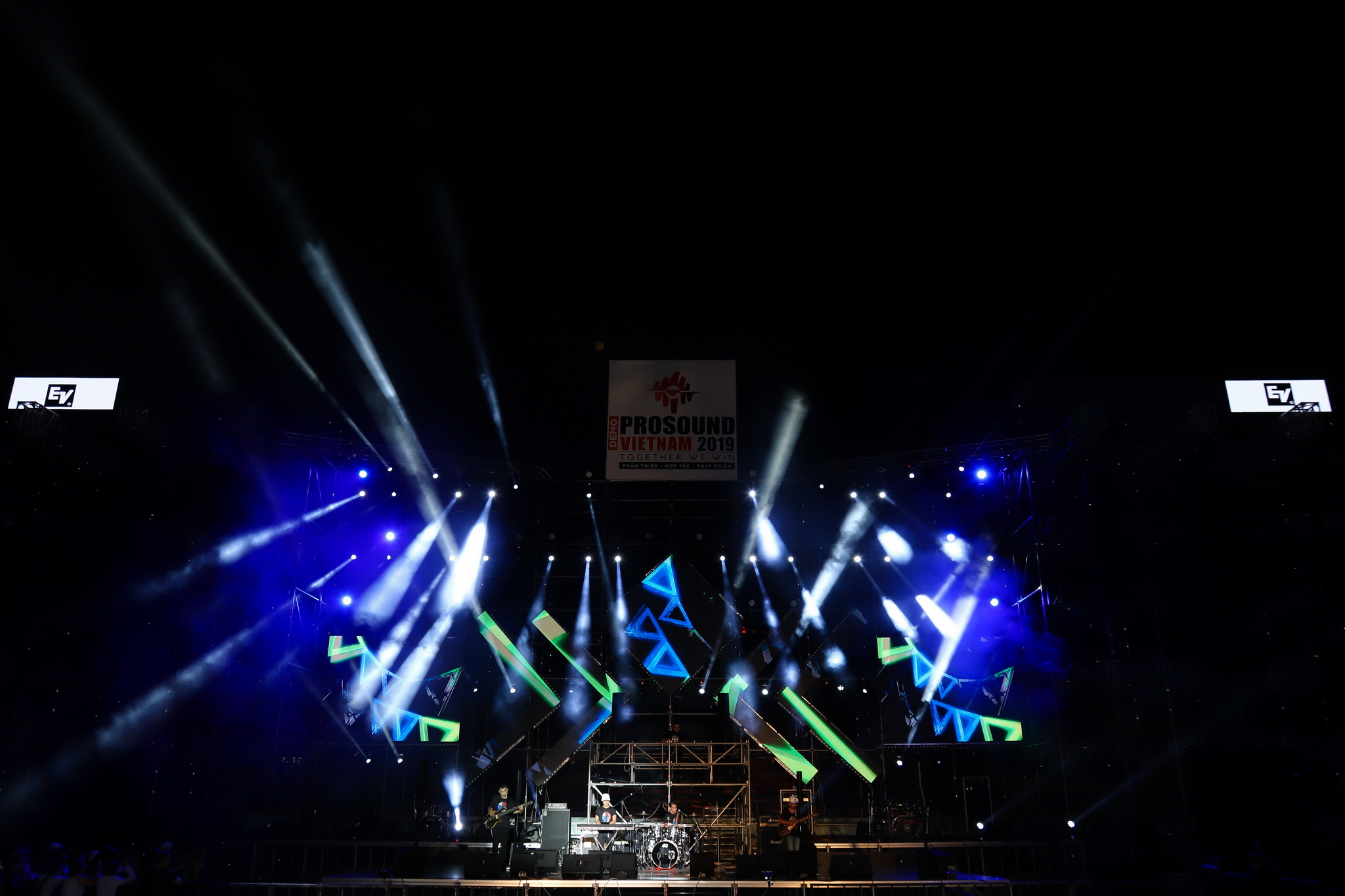 Tiet muc trinh dien cua Brother Band (1)_resize.jpg