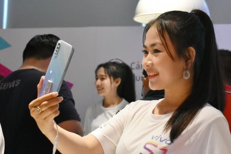 vivo-S1-girl-pose.JPG